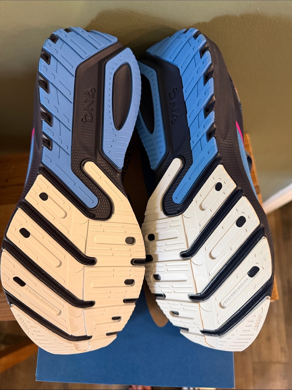 *NEW* Brooks Launch 10 Women's Running Shoes - Marina Blue w/ Pink Accents Sz 10 - Picture 2 of 6